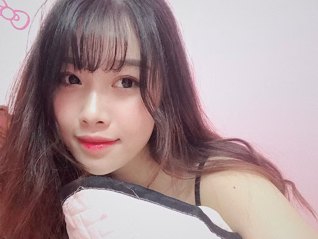 Ngay sau khi bị "bại lộ" trong một bài PV, tiền đạo Olympic Việt Nam - Nguyễn Văn Toàn đã phải thú nhận "Tôi đã có người yêu rồi" và cô nàng Trang Nhung hay nickname Nhung Bum ngay lập tức được đổ dồn sự chú ý.