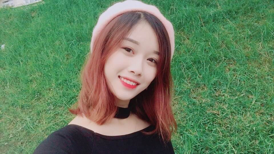 Không chỉ vậy, điểm nổi bật của cô người yêu tuyển thủ Olympic Việt Nam - Nguyễn Văn Toàn là nước da trắng và nụ cười tươi.