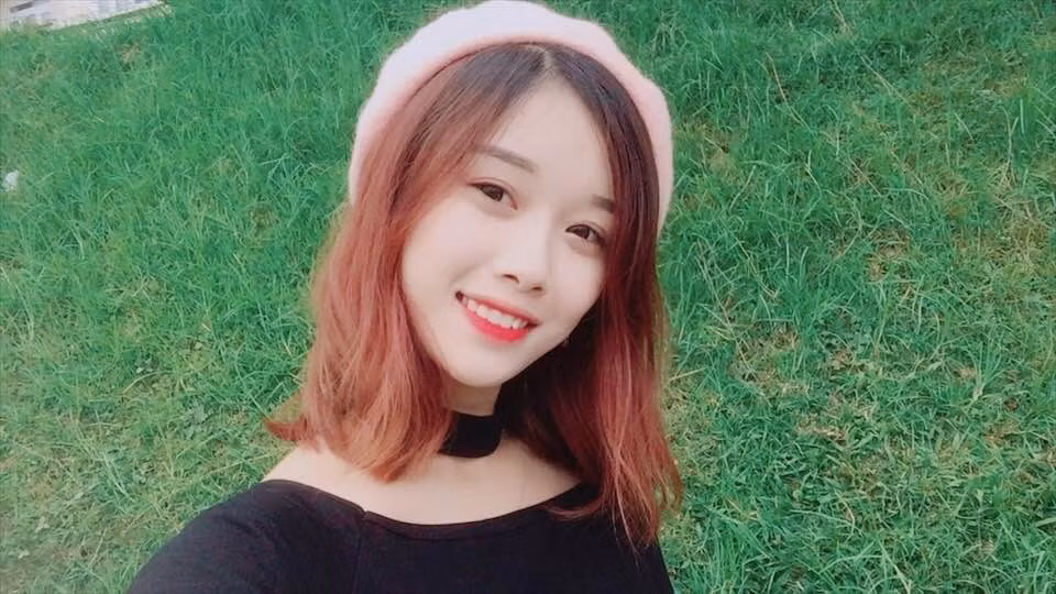 Không chỉ vậy, điểm nổi bật của cô người yêu tuyển thủ Olympic Việt Nam - Nguyễn Văn Toàn là nước da trắng và nụ cười tươi.