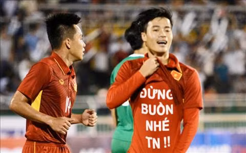 Tiền đạo Văn Toàn là cầu thủ khá kín trong cuộc sống đời tư. Anh chàng này chỉ chia sẻ những khoảnh khắc của mình lên trang cá nhân và chưa bao giờ nhắc đến "người thương" của mình. Tuy nhiên, cách đây hơn 1 năm trong trận đấu trên SVĐ Thống Nhất - TP HCM người ta để ý dòng chữ đặc biệt khi anh ghi bàn vào lưới đối phương và nhận định rằng chàng cầu thủ của HAGL là "hoa đã có chậu" và cô nàng có tên là Trang Nhung.