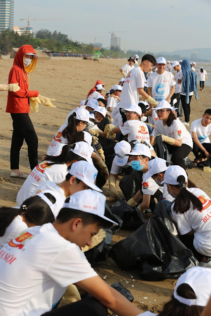 Các bạn trẻ chung tay nhặt từng vỏ hải sản vương vãi trên bãi biển Cửa Lò.