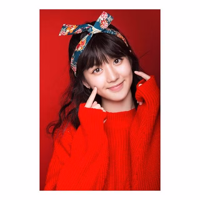 Không chỉ xinh đẹp, càng đào sâu vào đời tư của Lý Khải Hinh, cư dân mạng càng bất ngờ. Cô nàng hot girl xứ Đài này sở hữu những tài lẻ khiến các chàng trai đổ lên, đổ xuống ví dụ như vẽ, hát hay chơi nhạc cụ.