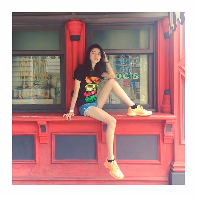 Trên Instagram của mình, Khải Hinh nhận về gần 90 nghìn lượt theo dõi và luôn được khen ngợi với hình ảnh xinh đẹp của mình đặc biệt cô nàng này chưa từng dính bất cứ một scandal nào.