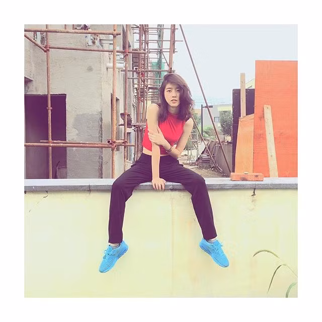 Trên trang cá nhân của cô nàng hot girl Lý Khải Hinh có rất nhiều những bức ảnh hay clip cô nàng này tự chơi nhạc cụ và cover lại những bài hát nổi tiếng của xứ Đài mà chỉ cần nghe thôi cư dân mạng đã say như "điếu đổ".