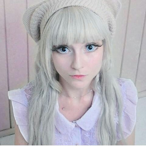 Cô gái 23 tuổi này nổi tiếng tại đất nước Brazil và được mọi người gọi là Elsa vì ngoại hình của cô rất giống nhân vật "Nữ hoàng băng giá" trong bộ phim hoạt hình Disney Frozen.