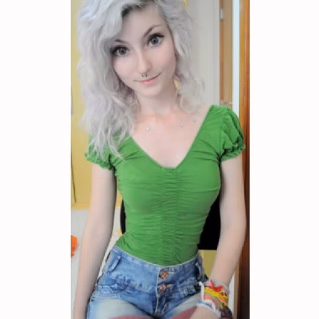 Cô gái sở hữu thân hình và khuôn mặt giống búp bê này có vòng eo 51cm và vòng ngực cỡ 32F tự tin khoe vóc dáng như búp bê của mình, cùng đôi mắt to tròn và đôi chân dài miên man.