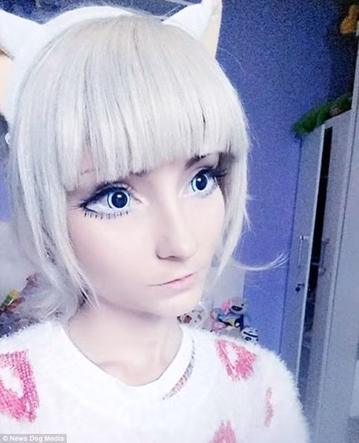 Cô gái người Brazil cảm thấy vẻ đẹp của mình không hợp với tiêu chuẩn đẹp của đất nước Brazil nên rất trân trọng vẻ đẹp khác thường này và trang điểm để tôn thêm nét đẹp ấy.