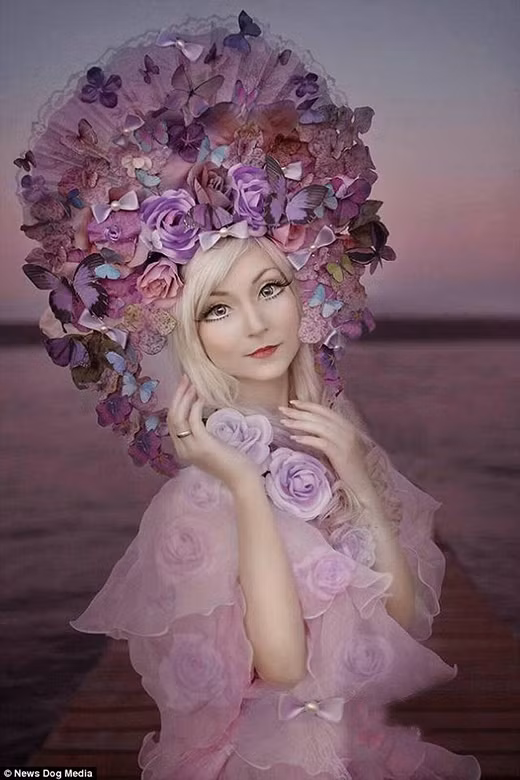 Theo Andressa Damiani, cô dùng kính áp tròng xanh dương, kẻ mắt trắng viền mí nước rồi dùng 3 màu phấn mắt khác nhau để tạo độ sâu cho mắt. Sau đó là dán lông mi giả và tô son môi hồng.