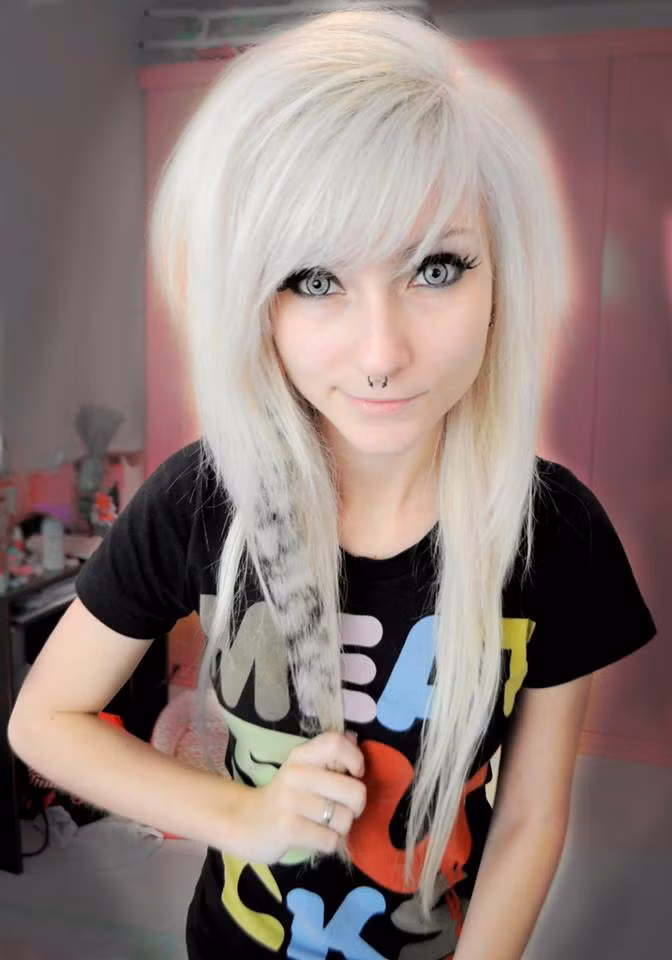 Những người yêu mến Andressa Damiani thì gọi cô là búp bê sống. Nhưng bên cạnh đó cũng có rất nhiều người đã đặt nghi vấn về việc cô gái này sử dụng tới phẫu thuật thẩm mỹ để có khuôn mặt xinh đẹp như hiện tại.