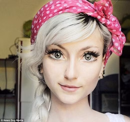 Để minh chứng rằng mình không phẫu thuật thẩm mỹ, Andressa Damiani đã giải thích cách trang điểm của mình trên YouTube. Cô dùng phấn mắt nâu sậm ở phần mi dưới và dán mi giả phía dưới mi thật để tạo hiệu ứng mắt to hơn.