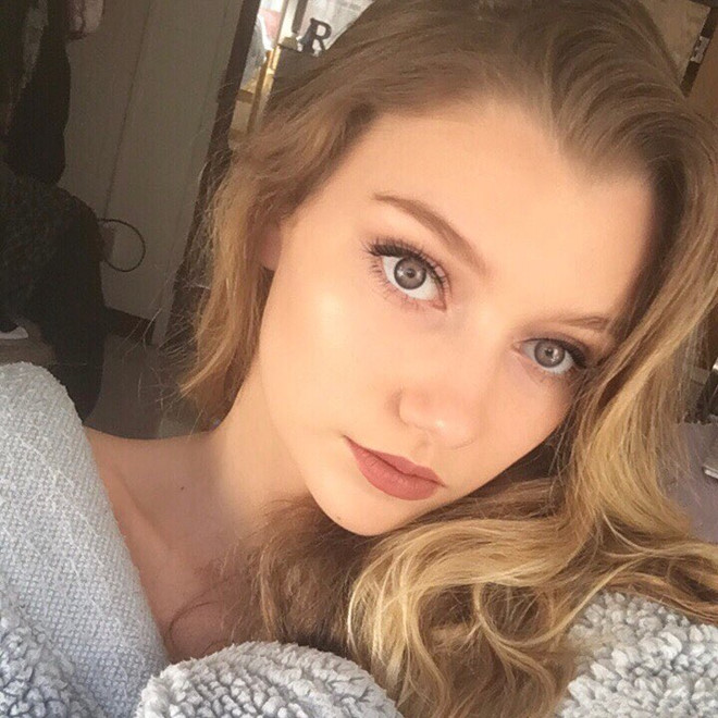 Nhân vật nữ vừa xinh vừa hát hay được nhắc tới đó là Carlie Auttie, 21 tuổi, hiện đang là sinh viên tại bang Ohio, Mỹ.