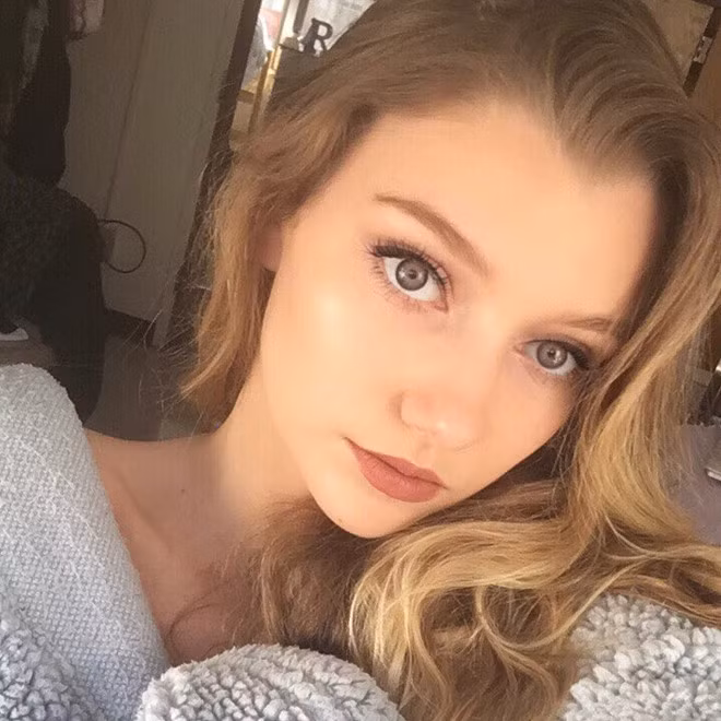 Nhân vật nữ vừa xinh vừa hát hay được nhắc tới đó là Carlie Auttie, 21 tuổi, hiện đang là sinh viên tại bang Ohio, Mỹ.