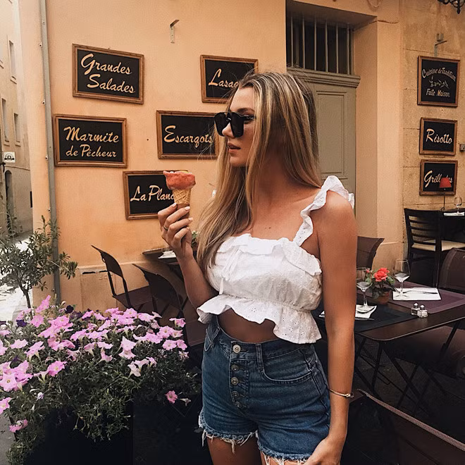 Carlie hiện đang theo học ngành Truyền thông và sắp tới là Thời trang. Tuy nhiên, âm nhạc vẫn là niềm đam mê lớn nhất của cô nàng.