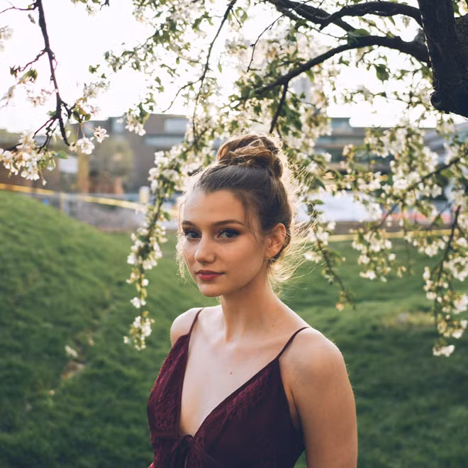 Điểm mặt các "thánh nữ hát cover" có thể nhắc đến J.Fla với kênh Youtube riêng chuyên hát cover nhạc US - UK hơn 7 triệu lượt người theo dõi. Nhưng mới đây, một cô nàng khác đã xuất hiện và khiến hàng chục triệu cư dân mạng xao xuyến qua bản cover ca khúc kinh điển La Vie En Rose đầy ngọt ngào.