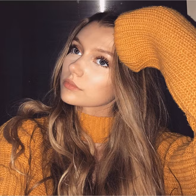 Ước mơ của Carlie là trở thành ca sĩ, tuy nhiên hiện tại cô nàng đang phải chú trọng cả việc học tập ở trường nên chưa thể ra sản phẩm riêng cho mình.