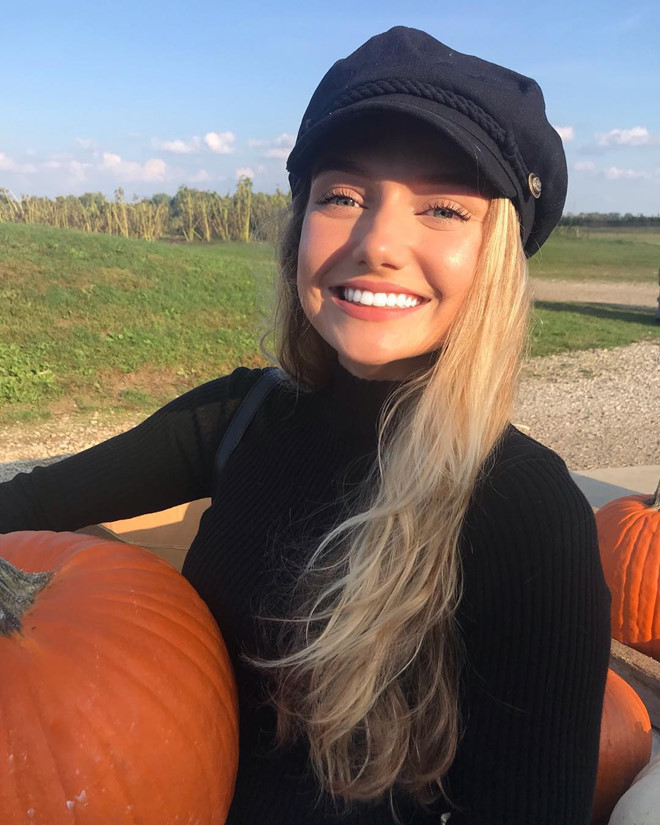 Carlie cho biết, hầu hết thời gian trong ngày cô dành cho âm nhạc. Cô nàng này muốn dùng giọng hát để truyền năng lượng tích cực cho những người xung quanh.