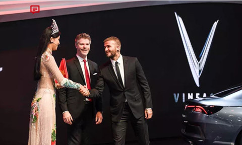 Nickname Hoang Ha Linh chia sẻ: "Ô tô thiết kế đã đẹp lại còn được người nổi tiếng đứng ra làm hình ảnh nữa thì ngày nền công nghiệp ô tô Việt Nam có tên trên bản đồ ô tô thế giới là không xa".