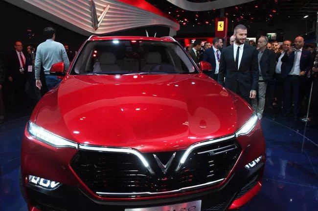 Beckham chụp ảnh check-in bên chiếc LUX của VinFast, chiếc xe được nhiều người đánh giá đẹp về mẫu mã lẫn nội thất.
