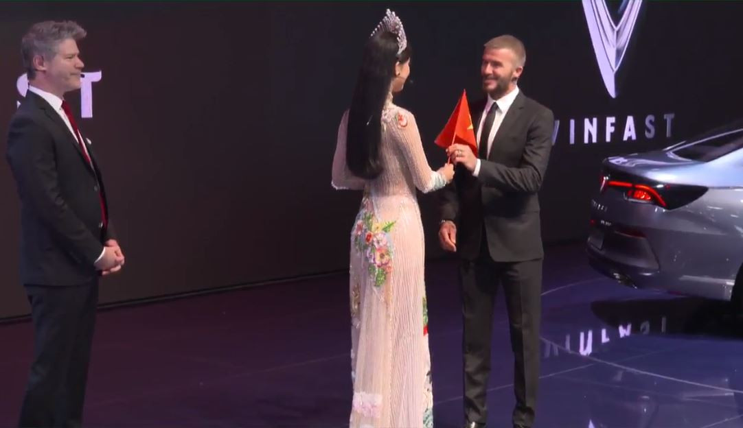 Hình ảnh thân thiện của hoa hậu Trần Tiểu Vy và danh thủ bóng đá nổi tiếng thế giới là David Beckham tại Paris Moto Show.
