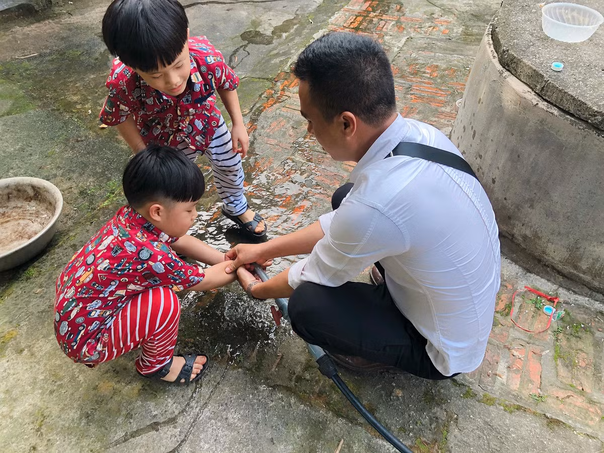 Vo chong MC “Chung toi la chien sy” di choi vui ve sau nghi van ran nut-Hinh-4