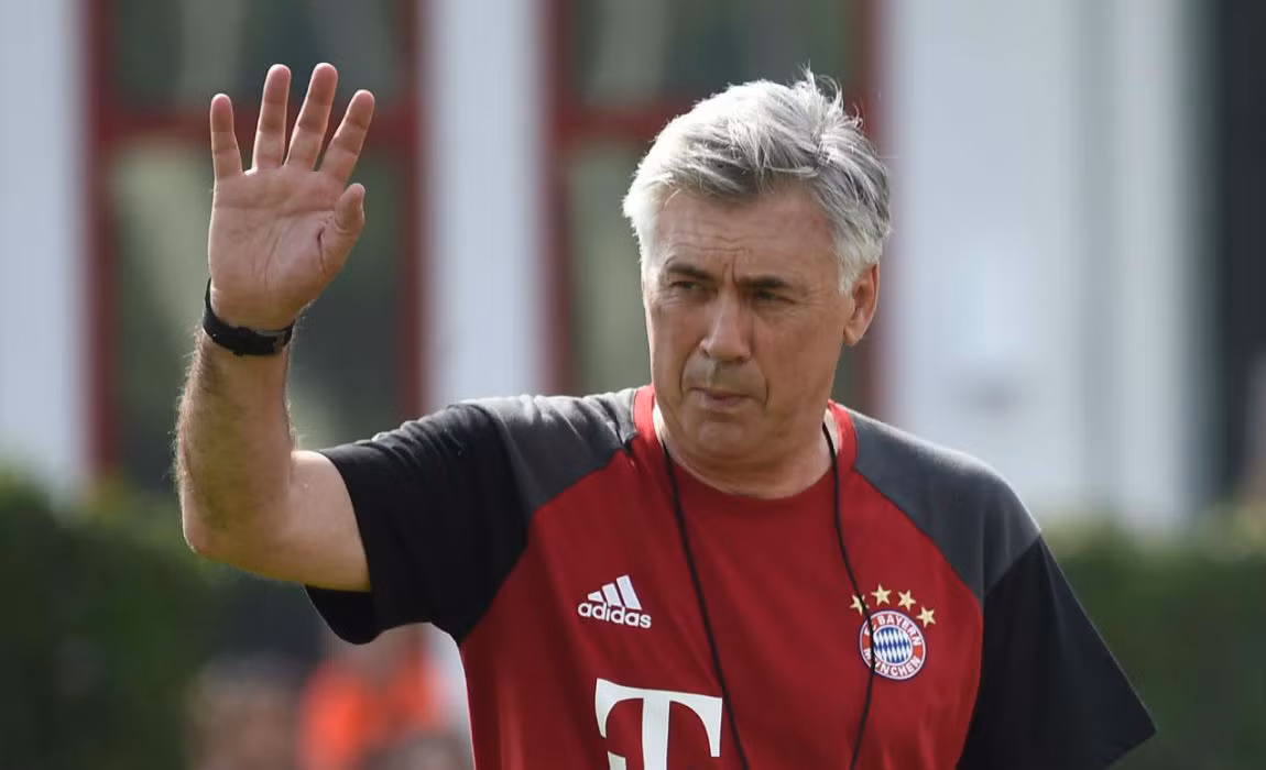 HLV Ancelotti để ngỏ khả năng trở lại PSG: Trước thềm trận đấu giữa PSG và Bayern Munich ở vòng bảng Champions League, HLV Carlo Ancelotti để ngỏ khả năng trở lại dẫn dắt đội bóng thủ đô Paris trong tương lai. Ancelotti từng có thời gian thành công với PSG, trước khi ông từ chức vào năm 2013, vì một số vướng mắc với các quan chức ở sân Công viên các Hoàng tử về chính sách thể thao. Ảnh: AS