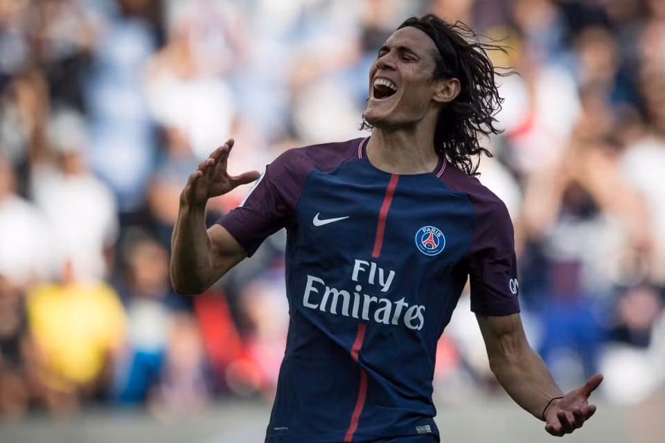 Everton muốn giải cứu Cavani: Nhiều khả năng Cavani sẽ bị đẩy ra khỏi sân Công viên các Hoàng tử vào năm tới. Nếu điều đó xảy ra, Everton sẽ là đội đầu tiên đăng ký mua tiền đạo 30 tuổi này. HLV Ronald Koeman đang muốn tìm một tay săn bàn đẳng cấp thay thế vị trí mà Lukaku để lại. Tuttomercatoweb cho hay, ông thầy người Hà Lan đã nhắm đến Cavani sau vụ lùm xùm giữa chân sút người Uruguay và Neymar.