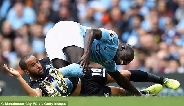 Man City sợ mất hậu vệ đắt giá nhất thế giới lâu dài: Benjamin Mendy đã bay sang Barcelona để chuyên gia Ramon Cugat kiểm tra chấn thương đầu gối phải hậu vệ này dính trong trận gặp Palace cuối tuần qua. Ảnh: Getty Image