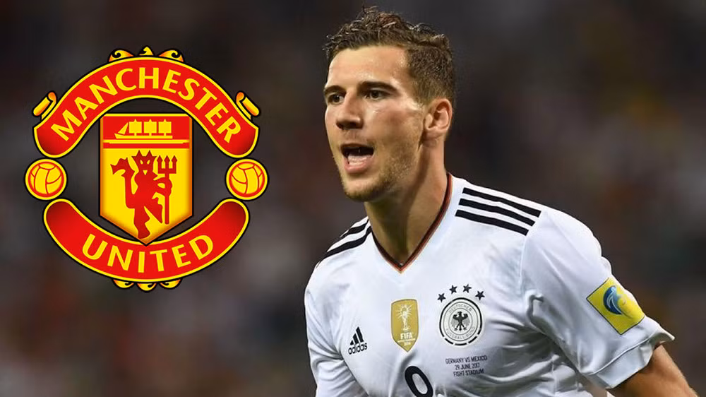 Mourinho quan tâm Goretzka: HLV Jose Mourinho được cho là đang quan tâm đến việc đưa tiền vệ Leon Goretzka về M.U trong kỳ chuyển nhượng bóng đá tháng Giêng 2018. Từ vài tháng nay, các cộng sự của Mourinho đã theo dõi khá kỹ về Goretzka, trong các trận đấu cùng Schalke, cũng như màn trình diễn của anh với Đức ở Confederations Cup 2017 - giải đấu mà anh và các đồng đội đăng quang ấn tượng. Ảnh: Goal