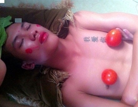 Biến thành nhân vật Hồng Hài Nhi trong Tây Du Kí chỉ trong nháy mắt với bàn tay tài ba của lũ bạn cùng phòng.