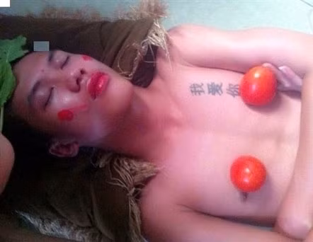 Biến thành nhân vật Hồng Hài Nhi trong Tây Du Kí chỉ trong nháy mắt với bàn tay tài ba của lũ bạn cùng phòng.