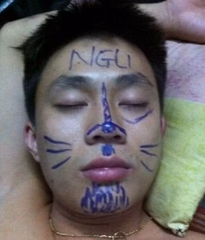 Trò đùa vẽ mặt hóa thú là "môn học" phổ biến được lũ bạn thân hay sử dụng và chúng mang lại sự uất ức cho chủ nhân cùng với đó là những màn cười vô cùng bá đạo cho người xem.