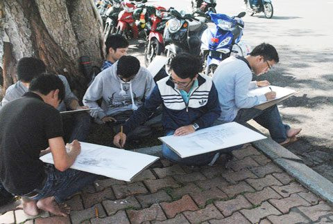 Ngồi 1 góc phố vừa vẽ, vừa lấy cảm hứng để làm hoàn thiện bản đồ án.