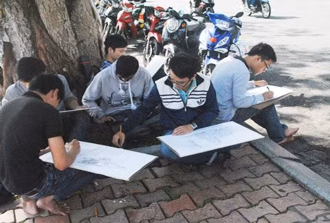 Ngồi 1 góc phố vừa vẽ, vừa lấy cảm hứng để làm hoàn thiện bản đồ án.
