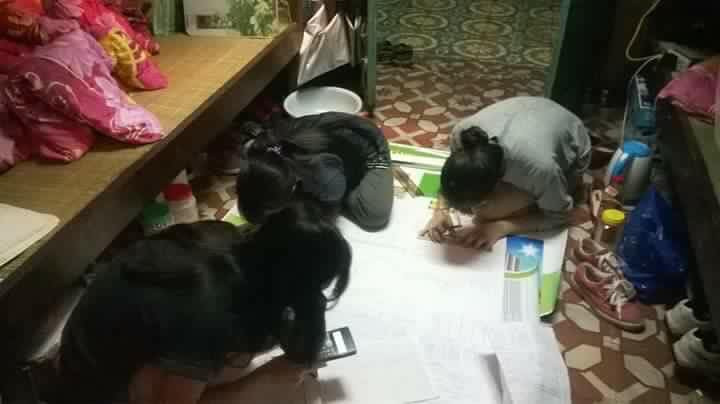 Nằm bò lăn ra sàn để thực hiện từng chi tiết trong bản vẽ đồ án cuối kì.