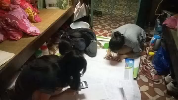 Nằm bò lăn ra sàn để thực hiện từng chi tiết trong bản vẽ đồ án cuối kì.