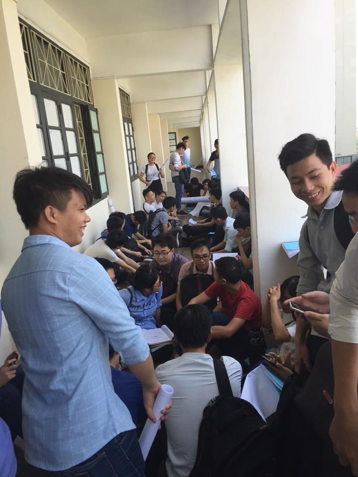 Nhìn vào đó, những bức ảnh vật lộn với những bản đồ án trên, nhiều người mới thấy chẳng đâu khổ bằng sinh viên kỹ thuật.