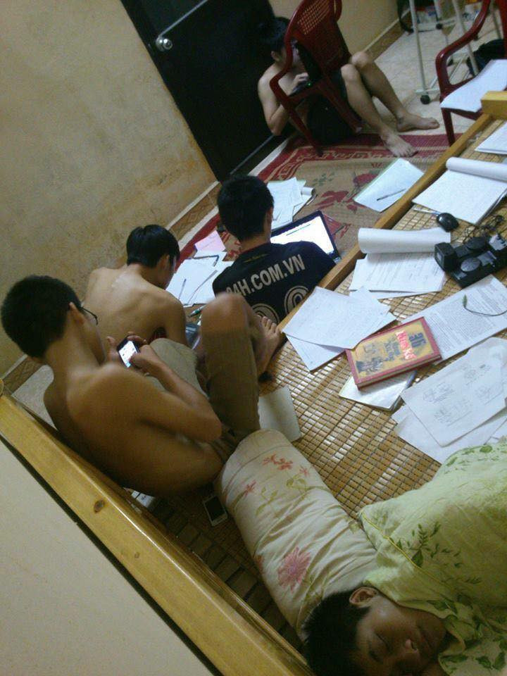 Để hoàn thành đồ án, không ít sinh viên kỹ thuật phải thức thâu đêm, ăn ngủ, sinh hoạt chỉ gói gọn trong vài mét vuông phòng trọ. Thậm chí, nhiều sinh viên kỹ thuật còn trong tình trạng mặt mũi lờ đờ vì thiếu ngủ bởi quá tải lượng đồ án hay bài tập chồng chất.