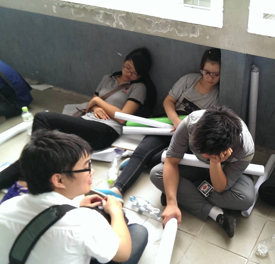 Và để rồi cuối cùng, sự mệt mỏi, xanh xao là điều mà các sinh viên ai cũng cảm nhận được sau khi bản đồ án được hoàn thành và gửi đi.