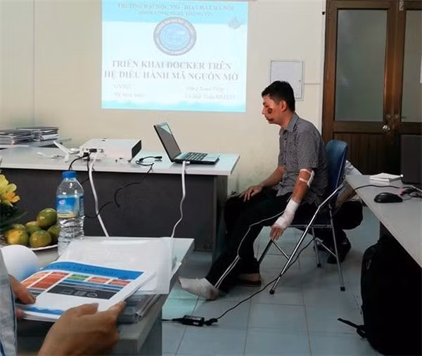Mới đây, một số hình ảnh các bạn sinh viên nằm dài trên những chồng bản vẽ cao ngất, căn phòng trọ trở thành bãi chiến trường với đủ loại giấy tờ, thước, cọ lỉnh kỉnh được chia sẻ rộng rãi trên mạng xã hội.