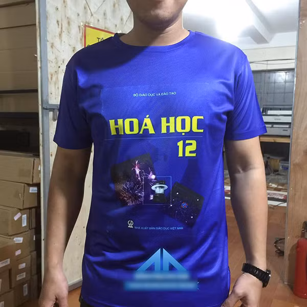 một số bạn trẻ bình luận hóm hỉnh rằng: "Cho em đặt 2 cái áo ạ. 1 cái in bìa sách giáo trình "Những nguyên lý cơ bản của chủ nghĩa Mác Lê nin", 1 cái thì in bìa của sách "Tư tưởng Hồ Chí Minh" với ạ. Em sắp thi mà chưa có phao".