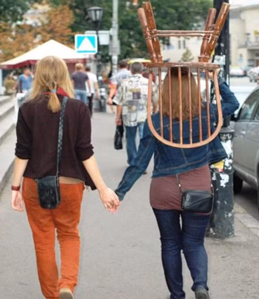 Ghế không chỉ để ngồi mà với các cô nàng nó còn dùng để đội lên đầu để tránh cái nắng.