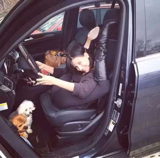 Phong cách lái xe chẳng giống ai của cô bạn trên.