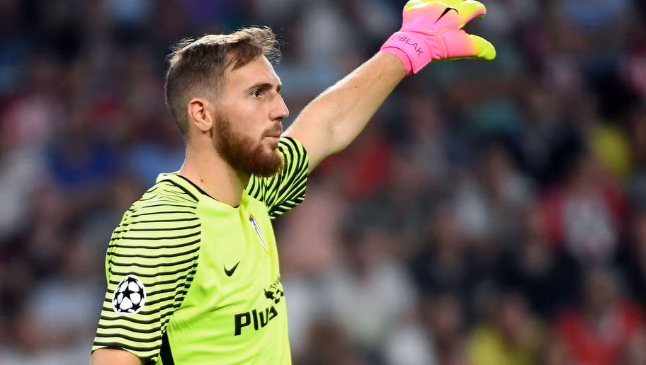 Đứng trong khung thành của đội hình tiêu biểu vòng đấu đầu tiên của cúp C1 châu Âu đó là thủ thành Jan Oblak của Atletico Madrid. Chỉ 4 phút sau khi Atletico Madrid có bàn mở tỷ số nhờ công của Saul Niguez, đội bóng này suýt chút nữa đã bị gỡ hòa nếu thủ thành Jan Oblak không cản phá xuất thần quả phạt đền của Andres Guadrado.