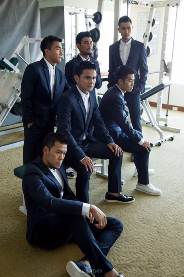 HLV Kiatisuk thể hiện sự lịch lãm trong bộ vest cùng các học trò.