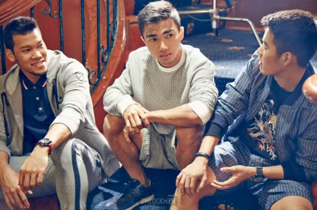 Trang phục này được thiết kế để thuận tiện cho việc di chuyển và các hoạt động trình diễn, hội họp trước trận đấu.