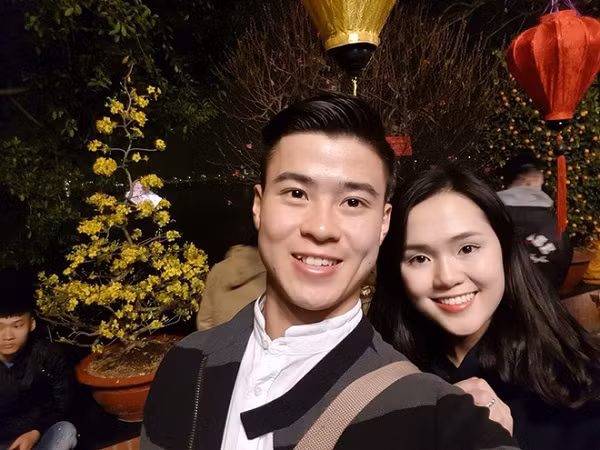 Cặp đôi trai tài gái sắc nhà Duy Mạnh - Quỳnh Anh khiến nhiều dân mạng ghen tỵ về độ tình tứ trong dịp đầu năm mới.