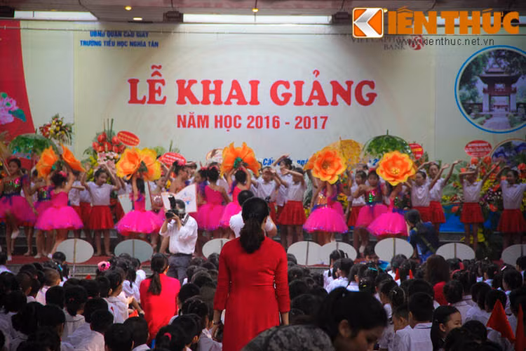 Hinh anh Khai giang Nam hoc moi an tuong o Tieu hoc Nghia Tan-Hinh-10