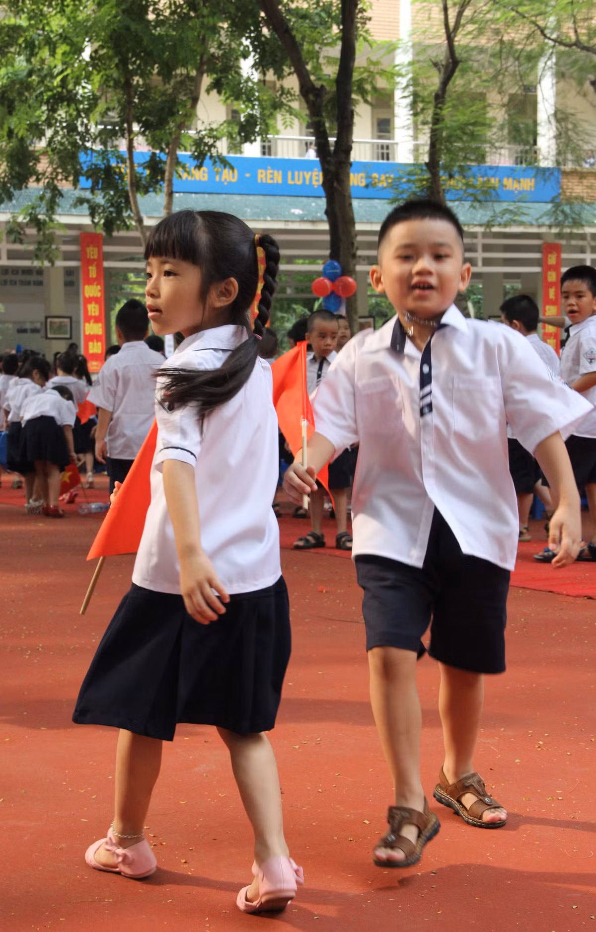 Hinh anh Khai giang Nam hoc moi an tuong o Tieu hoc Nghia Tan-Hinh-8