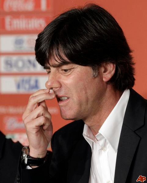 Một số tờ báo nước ngoài nhân đây đã tổng hợp lại những hành động kỳ dị của vị HLV này như ngoáy mũi sau đó cho vào miệng nếm hay đưa tay vào nách rồi bắt tay cầu thủ đối phương.