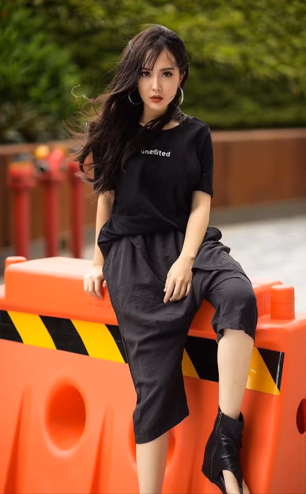 Với số lượng người theo dõi khủng trên cả Facebook và Instagram, Dư Hàng My là một trong những hot girl 9X được giới trẻ mến mộ nhất hiện nay.